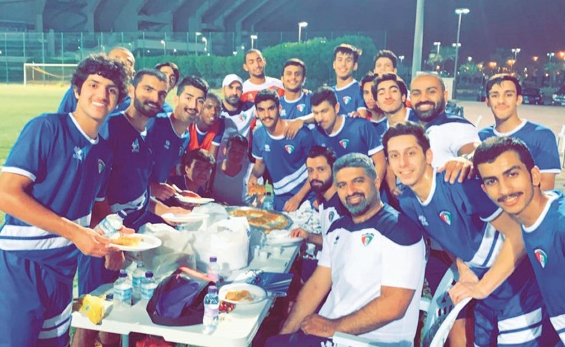 الجهازان الفني والاداري مع اللاعبين بعد تدريب امس﻿