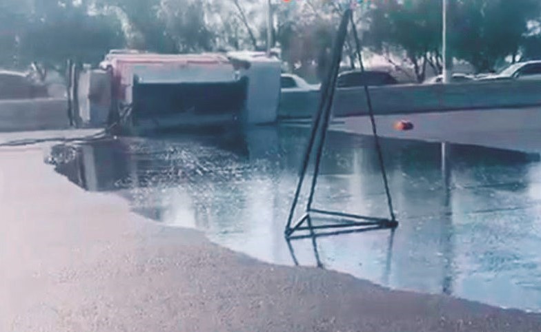 صهريج الديزل وقد انقلب على جانبه وسكبت محتوياته﻿