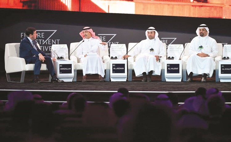 الحجرف متوسطا محمد الجدعان والشيخ سلمان آل خليفة في إحدى جلسات المنتدى	(كونا)﻿