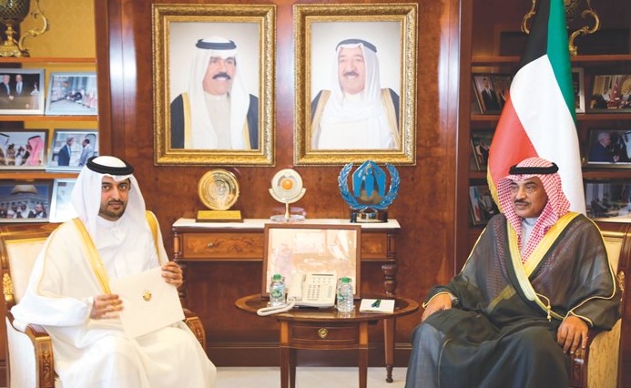 الشيخ صباح الخالد مستقبلا سفير دولة قطر ﻿