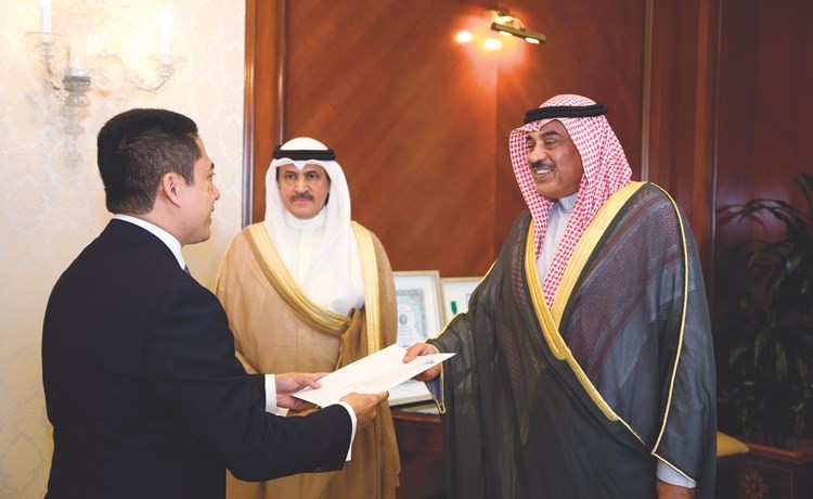 الشيخ صباح الخالد يتسلم نسخة من أوراق اعتماد سفير كمبوديا ﻿