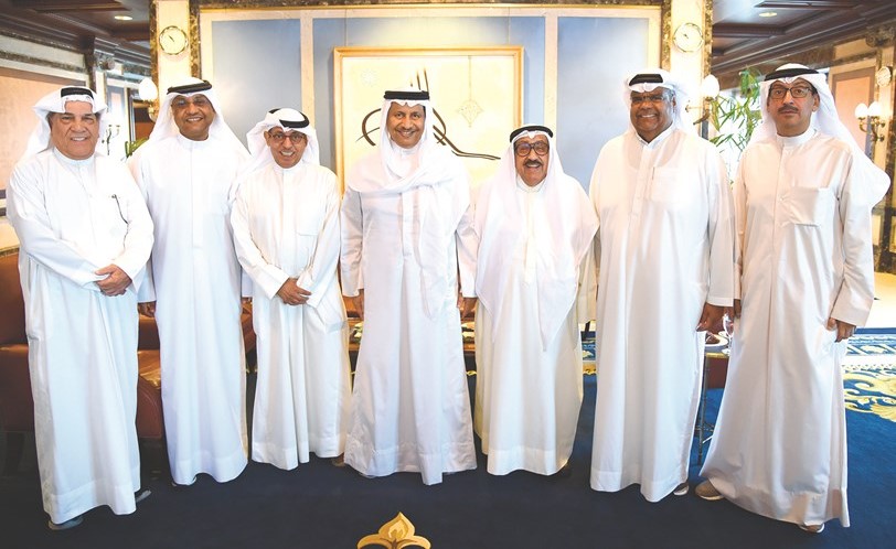 سمو رئيس الوزراء وأعضاء جمعية الفنانين الكويتيين﻿