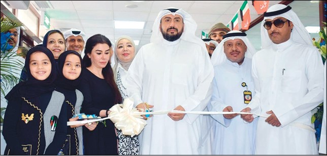 الشيخ د.باسل الصباح ود.أفراح الصراف خلال قص شريط افتتاح المركز