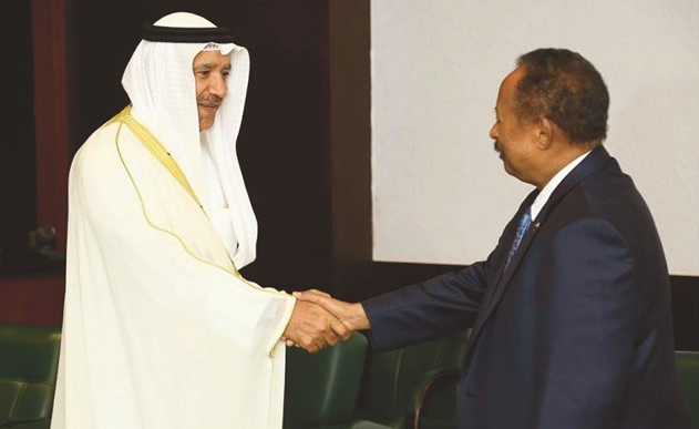 السفير الكويتي خلال لقائه رئيس الوزراء السوداني﻿