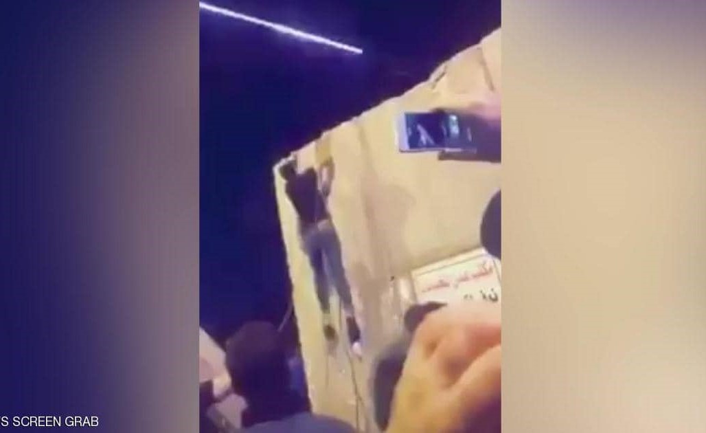 فيديو لمتظاهر عراقي "يراوغ رصاصة" في جزء من الثانية