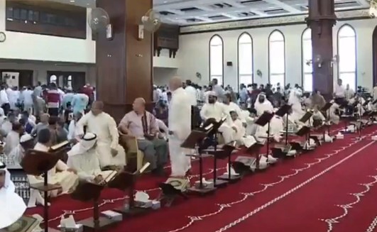 بالفيديو.. مريض نفسي يثير ضجة أثناء خطبة الجمعة في مسجد الراشد بالعديلية