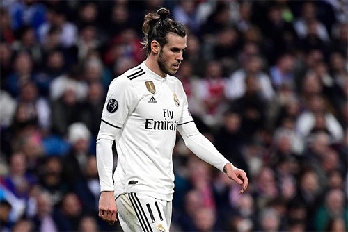 بالفيديو.. نجم ريال مدريد يتجاهل طفل ووالدته طلبا التصوير معه