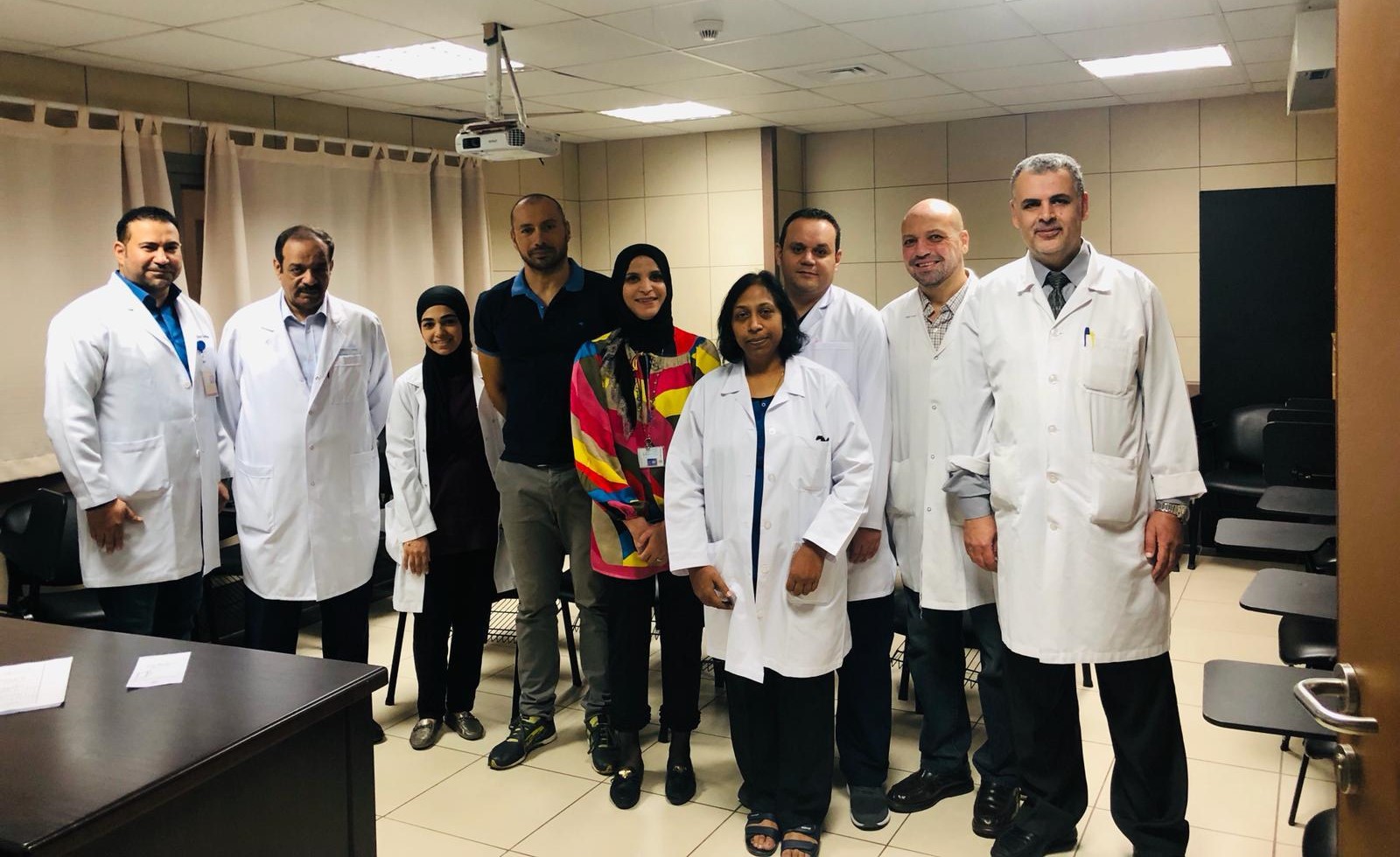  د.أمل خضر و د.زكي عثمان يتوسطون فريق النساء والولادة بمستشفى الفروانية
