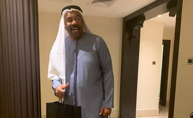 بالفيديو.. الاعلامي الاميركي ستيف هارفي "يكشخ" بالزي الإماراتي.. وهذا ما قاله عن الاسلام
