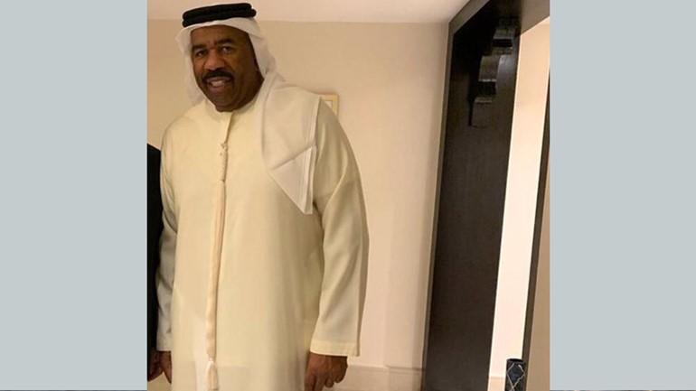 بالفيديو.. الاعلامي الاميركي ستيف هارفي "يكشخ" بالزي الإماراتي.. وهذا ما قاله عن الاسلام