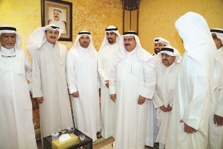 الفريق م.ثابت المهنا وحمدان العازمي وعدد من الحضور﻿