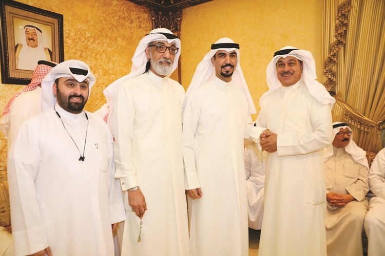 الفنان إبراهيم الحربي مع المهنئين﻿