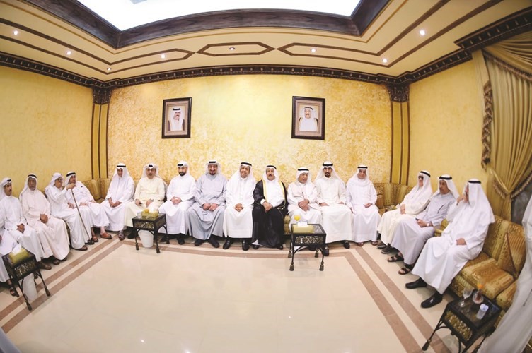 علي القطان متوسطا عددا من المهنئين بافتتاح ديوانه﻿