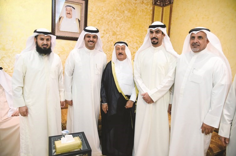 د.القطان مع عبدالعزيز الجبري وجواد بوخمسين وعبدالله صياح بوشيبة وشقيقه﻿