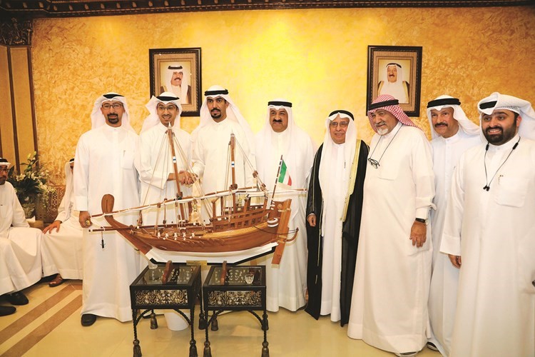 إبراهيم البغلي وعدد من الحضور في ديوان القطان﻿