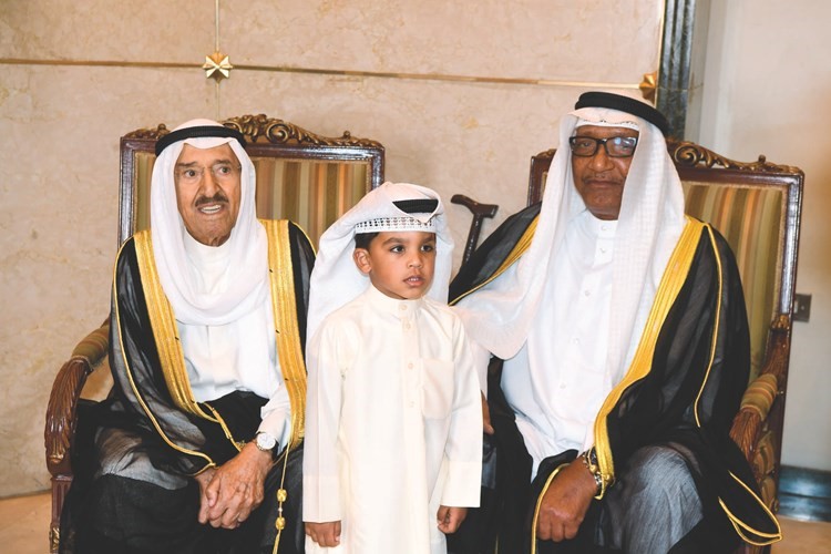 صاحب السمو الأمير الشيخ صباح الأحمد يهنئ سلطان الخميس ويبدو حفيده سلطان فهد الخميس﻿