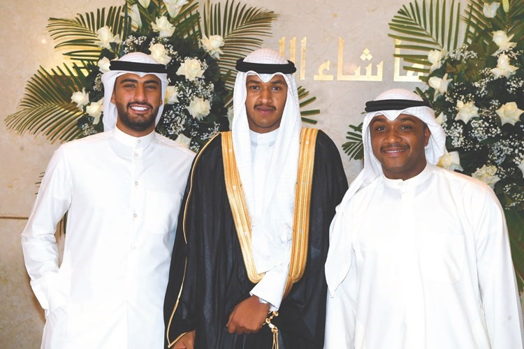 المعرس عبداللطيف الخميس متوسطا شقيقه عبدالرحمن الخميس وعبدالرحمن العتيبي﻿