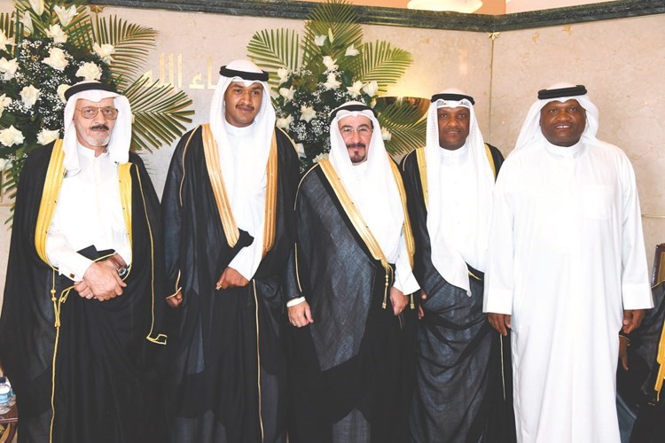 الشيخ فهد جابر العلي يهنئ المعرس ووالده وعمه رائد الخميس وجد العروس عبدالرحمن العبيد- (محمد هاشم)﻿
