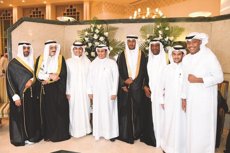 لقطة تذكارية مع المعرس بالمناسبة السعيدة﻿
