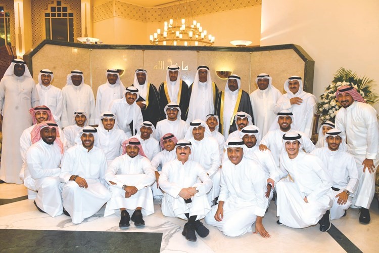 المعرس عبداللطيف بلال الخميس متوسطا عددا من الأهل والأصدقاء في لقطة تذكارية﻿