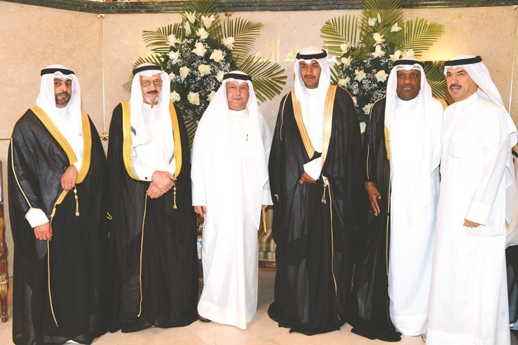 المستشار أسامة البابطين والمستشار جمال العتال يباركان﻿