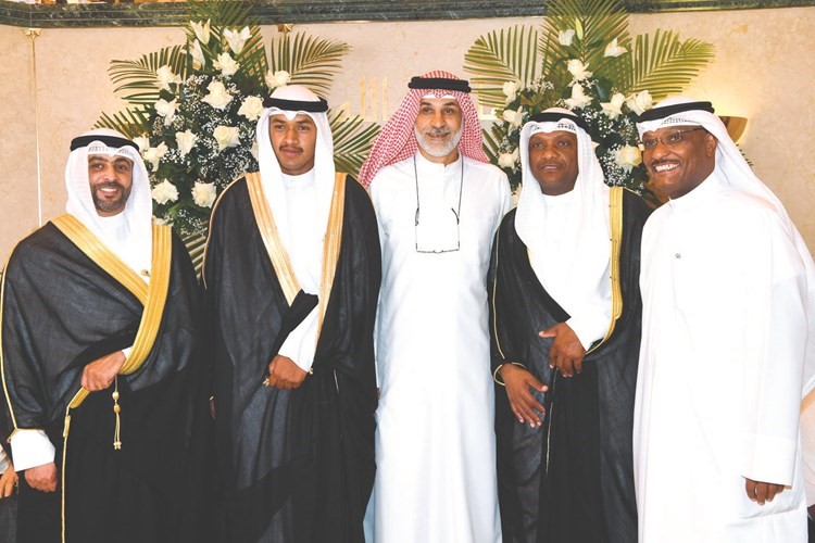 ناصر بنيان يهنئ المعرس ووالده وعمه أيمن الخميس﻿