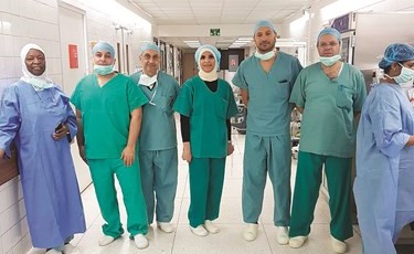 د.أمل خضر ود.زكي سليمان يتوسطان فريق النساء والولادة بمستشفى الفروانية﻿