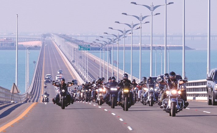 مسيرة الدراجات النارية لفريق هارلي دايفيدسونالكويت على جسر الشيخ جابر الأحمد﻿