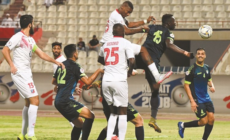 لاعب الكويت جمعة سعيد لحظة تسجيله الهدف الأول 	(هاني الشمري) ﻿