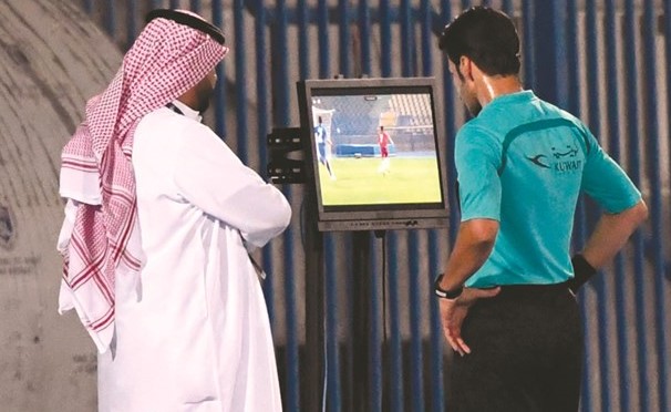 حكم مباراة النصر والشباب يراجع تقنية الـVAR للتأكد من ضربة الجزاء	(كونا)﻿