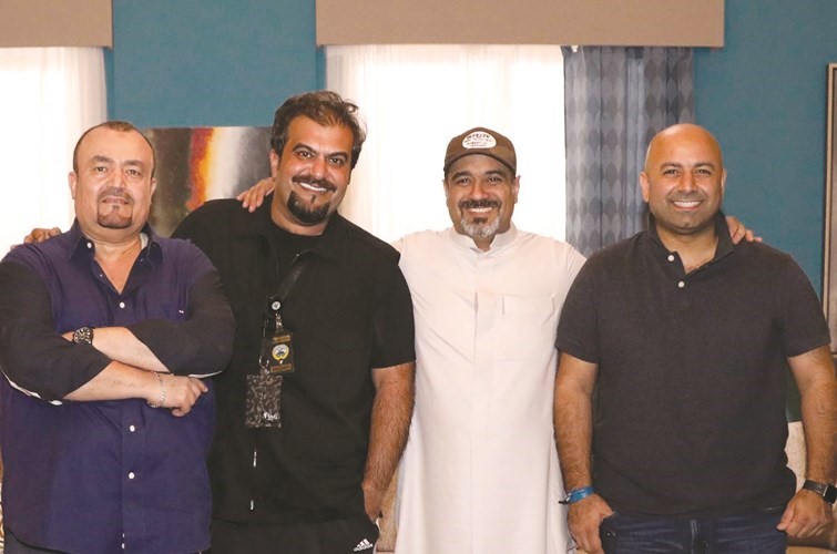 المنتج عبدالله بوشهري والنجم خالد أمين والمخرج مناف عبدال مع الزميل ياسر العيلة 	(زين علام)﻿