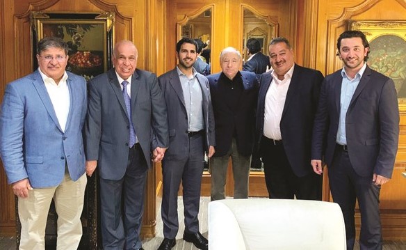 جاد تود خلال اجتماعه مع الشيخ فهد الناصر وعماد بوخمسين ود. صقر الملا وعيسى حمزة ﻿