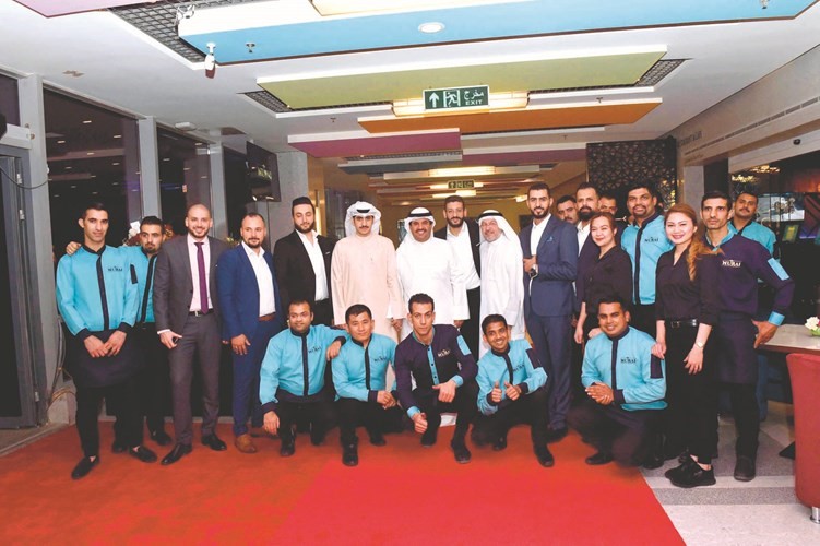 الشيخ دعيج الخليفة متوسطا فريق العمل خلال حفل الافتتاح﻿