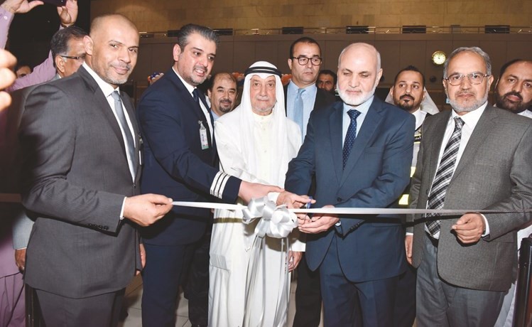 السفير الافغاني سيد جاويد هاشمي وزواوي الزواوي يقصان شريط الاحتفال بالطائرة 	(ريليش كومار) ﻿