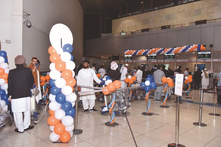 جانب من الاحتفالات بقدوم الطائرة الافغانية ﻿