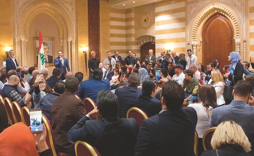 رئيس حكومة تصريف الأعمال سعد الحريري خلال لقائه في بيت الوسط امس الاول وفودا شعبية متضامنة معه	(محمود الطويل)﻿