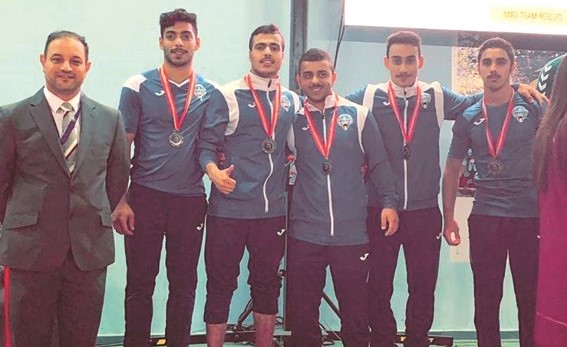 لاعبو المنتخب الكويتي على منصة التتويج﻿