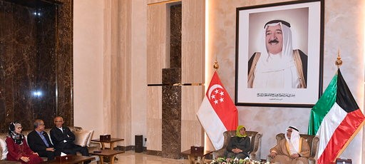 الأمير ورئيسة سنغافورة بحثا سبل تعزيز العلاقات الثنائية بين البلدين