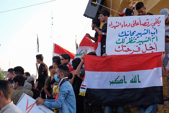 متظاهرون عراقيون يقطعون طرقاً رئيسية في بغداد