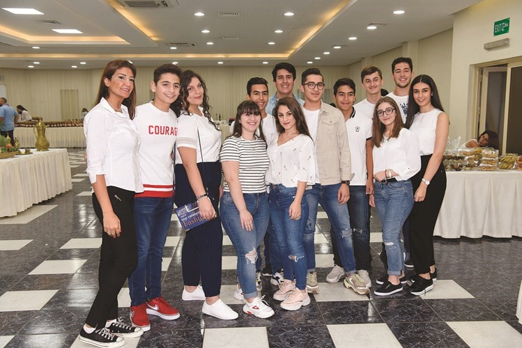 عدد من ابناء الرعية المشاركين في تنظيم البازار﻿