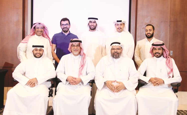 أحمد الكندري وم.بدر سالمين في لقطة جماعية خلال الدورة التدريبية ﻿