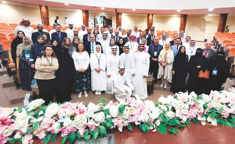 لقطة تذكارية مع الخبراء والمتحدثين من الوطن العربي﻿