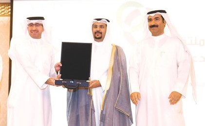تكريم علي الكندري من شركة أسمنت الكويت﻿