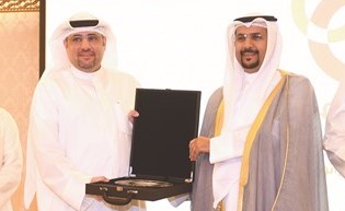 العدواني مسلما درعا تكريمية الى يوسف الرويح﻿