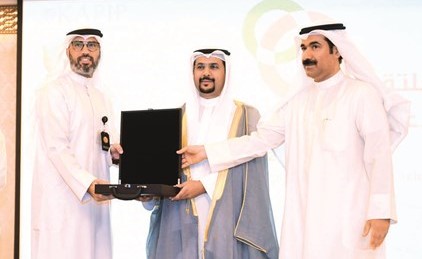 تكريم جمال السنعوسي من مؤسسة البترول﻿