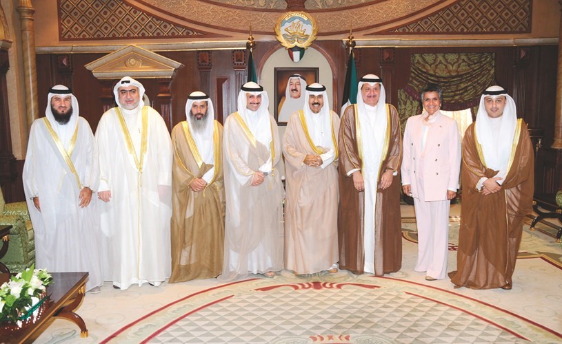 سمو ولي العهد الشيخ نواف الأحمد خلال استقباله مرزوق الغانم وأعضاء مكتب المجلس﻿