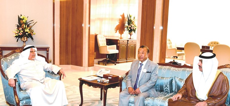 الشيخ علي الجراح مستقبلا رئيس اتحاد الرماية النيبالي بوشبا داس شريستا ﻿