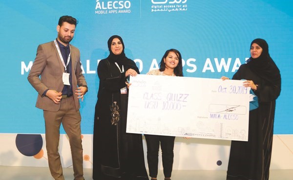 مها المنصوري لدى تسليم الجائزة للفائزة صبرين إبراهيم﻿