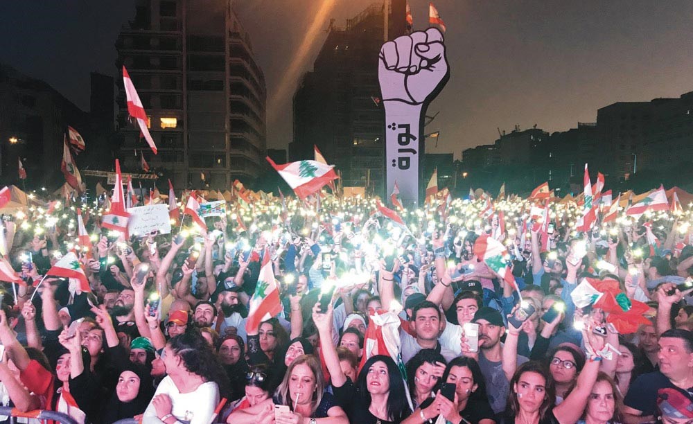 محتجون لبنانيون متمسكون بالمطالب الشعبية في ساحة الشهداء    			        (محمود الطويل)