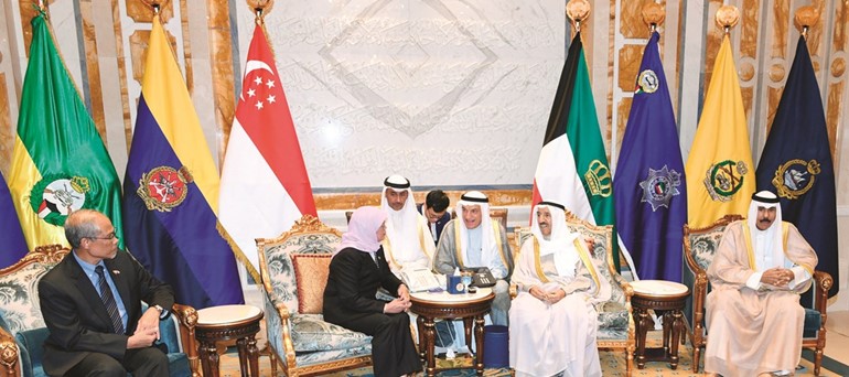 صاحب السمو الأمير الشيخ صباح الأحمد خلال استقباله رئيسة سنغافورة بحضور سمو ولي العهد الشيخ نواف الأحمد﻿